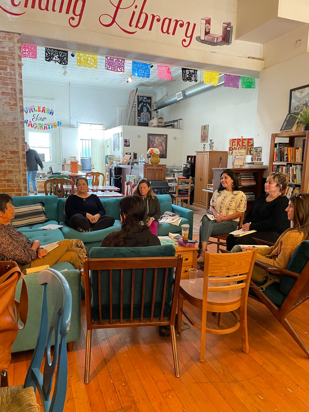 Un gruppo di donne riunite in una biblioteca di quartiere.